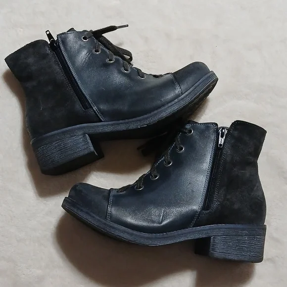 Naot Groovy Leather Boot, Women's Size 7